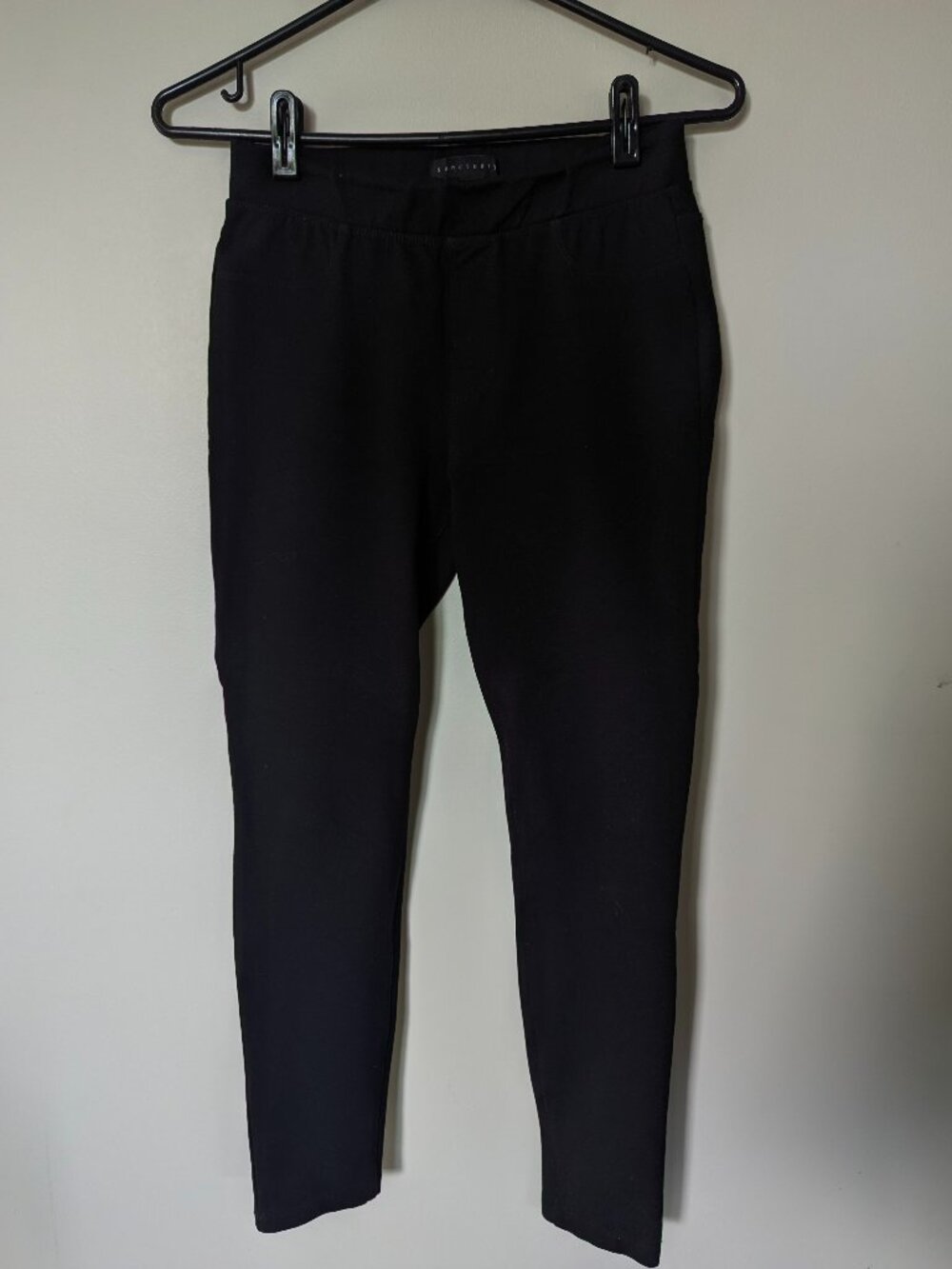 Sanctuary pants Women's XS sleek, tapered leg and a convenient pull-on design